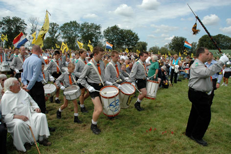 http://kafka.antenna.nl/wp-content/uploads/2010/08/Priester-Adriaan-Aernouts-links-in-het-wit-kijkt-hoe-de-VNJ-trommels-roffelen.jpg